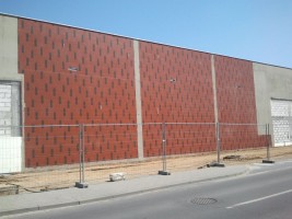 trwają prace nad podbudową pod kostkę brukową