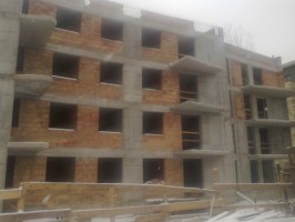 Trwają prace murarskie ścianek dzialowych III kondygnacji klatki B i C