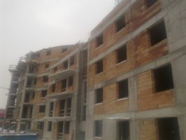 Trwają prace murarskie ścianek dzialowych III kondygnacji klatki B i C