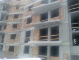 Trwają prace murarskie ścianek dzialowych III kondygnacji klatki B i C