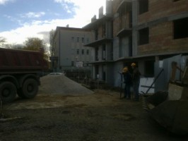 rozpoczęto demontaż szczelnych ścian Larsena, na parterze i I piętrze trwają prace związane z kosmetyką ścian żelbeto...