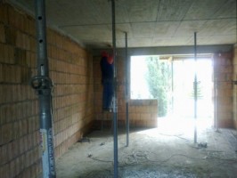 Rozpoczęto demontaż szczelnych ścian Larsena, na parterze i I piętrze trwają prace związane z kosmetyką ścian żelbeto...