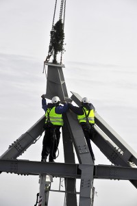 montaż charakterystycznego zwieńczenia apartamentowca