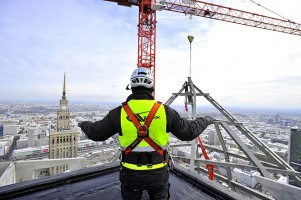 montaż charakterystycznego zwieńczenia apartamentowca