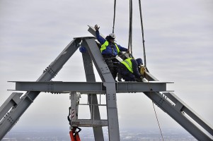 montaż charakterystycznego zwieńczenia apartamentowca