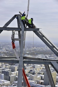 montaż charakterystycznego zwieńczenia apartamentowca