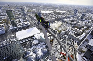 montaż charakterystycznego zwieńczenia apartamentowca