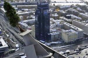 montaż charakterystycznego zwieńczenia apartamentowca