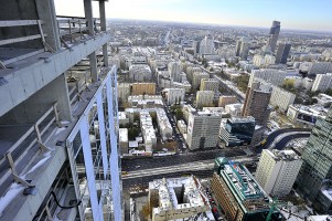 montaż charakterystycznego zwieńczenia apartamentowca