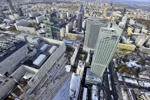 montaż charakterystycznego zwieńczenia apartamentowca