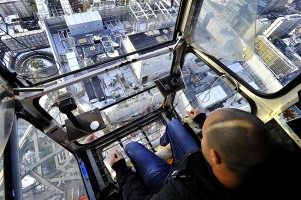 montaż charakterystycznego zwieńczenia apartamentowca