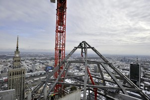 montaż charakterystycznego zwieńczenia apartamentowca
