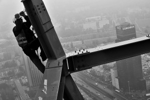 montaż charakterystycznego zwieńczenia apartamentowca