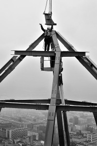 montaż charakterystycznego zwieńczenia apartamentowca