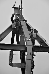 montaż charakterystycznego zwieńczenia apartamentowca