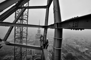 montaż charakterystycznego zwieńczenia apartamentowca