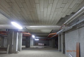 Widok na prace docieplenia stropu nad garażem budynku nr