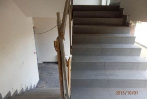 Kontynuacja prac wykańczania klatek schodowych