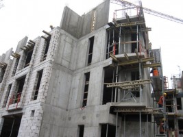 3 piętro -  postawienie elementów żelbetowych i ścian wraz z murowaniem ścian osłonowych