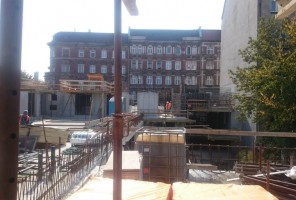 WIDOK NA KLATKĘ K5 Z TARASU MIESZKANIA K2-1-5