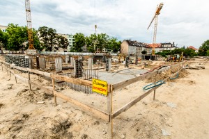 na kondygnacji podziemnej trwają prace przy wykonywaniu ścian, słupów i szybów windowych