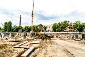 na kondygnacji podziemnej trwają prace przy wykonywaniu ścian, słupów i szybów windowych