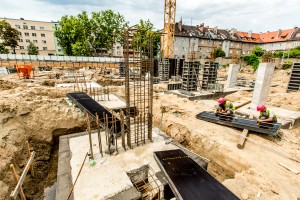 na kondygnacji podziemnej trwają prace przy wykonywaniu ścian, słupów i szybów windowych