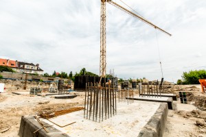 na kondygnacji podziemnej trwają prace przy wykonywaniu ścian, słupów i szybów windowych