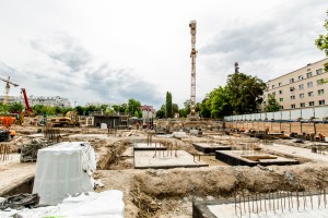 na kondygnacji podziemnej trwają prace przy wykonywaniu ścian, słupów i szybów windowych