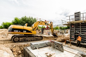 na kondygnacji podziemnej trwają prace przy wykonywaniu ścian, słupów i szybów windowych