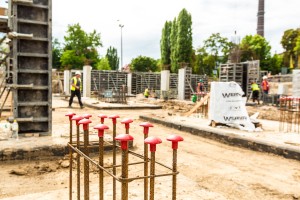 na kondygnacji podziemnej trwają prace przy wykonywaniu ścian, słupów i szybów windowych