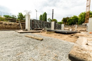 na kondygnacji podziemnej trwają prace przy wykonywaniu ścian, słupów i szybów windowych