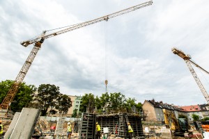na kondygnacji podziemnej trwają prace przy wykonywaniu ścian, słupów i szybów windowych