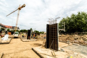 na kondygnacji podziemnej trwają prace przy wykonywaniu ścian, słupów i szybów windowych