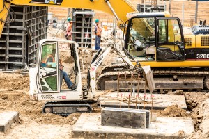 na kondygnacji podziemnej trwają prace przy wykonywaniu ścian, słupów i szybów windowych