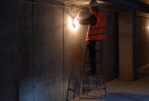 Rozkładanie instalacji elektrycznej w garażu