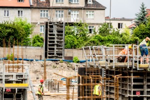 na kondygnacji podziemnej trwają prace przy wykonywaniu ścian, słupów i szybów windowych