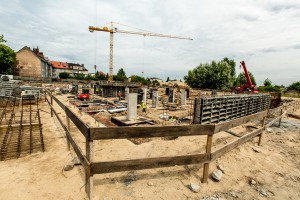 na kondygnacji podziemnej trwają prace przy wykonywaniu ścian, słupów i szybów windowych