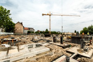 na kondygnacji podziemnej trwają prace przy wykonywaniu ścian, słupów i szybów windowych