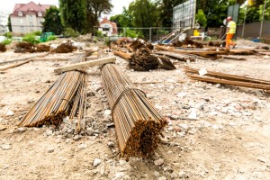 na kondygnacji podziemnej trwają prace przy wykonywaniu ścian, słupów i szybów windowych