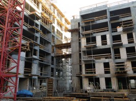Roboty żelbetowe na kwartale B postępują zgodnie z harmonogramem i obecnie wykonywana jest konstrukcja 7 piętra, na k...