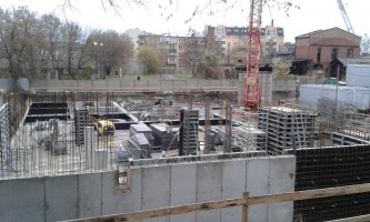 . Powstał duży fragment zewnętrznej ściany hali garażowej, przygotowane są szalunki pod następne elementy konstrukcji...