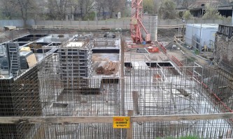 . Powstał duży fragment zewnętrznej ściany hali garażowej, przygotowane są szalunki pod następne elementy konstrukcji...
