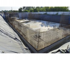 Deskowanie, zbrojenie i betonowanie ścian fundamentowych budynku