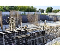 Deskowanie, zbrojenie i betonowanie ścian fundamentowych budynku
