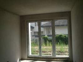 Wykonywanie elewacji zewnętrznej i tynków wewnętrznych, wykonanie prac w 60%