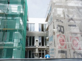 Wykonywanie elewacji zewnętrznej i tynków wewnętrznych, wykonanie prac w 80%