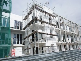 Wykonywanie elewacji zewnętrznej i tynków wewnętrznych, wykonanie prac w 80%