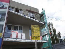 Wykonywanie elewacji zewnętrznej i tynków wewnętrznych, wykonanie prac w 80%