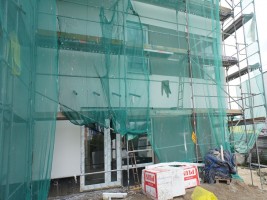 Wykonywanie elewacji zewnętrznej i tynków wewnętrznych, wykonanie prac w 80%